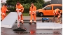 Die Mitarbeiter des Bauhofes montieren die erste von zwei Verkehrsinseln auf der Rostocker Chaussee auf Höhe Baumarkt.