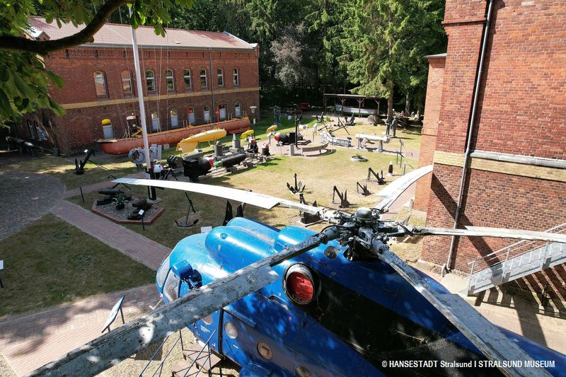 Historischer Ort im Grünen - Marinemuseum auf der Insel Dänholm mit Freiluftausstellung