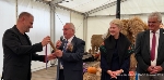 Staffelstabübergabe in Neu Kaliß an die Hansestadt Stralsund: Oberbürgermeister Alexander Badrow, Landwirtschaftsminister Till Backhaus, Ministerpräsidentin Manuela Schwesig und Detlef Kurreck, Präsident des Bauernverbands Mecklenburg-Vorpommern (v.l.n.r.)