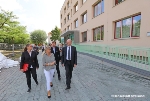 Ronny Planke (links) und Solveig Wieck (beide SES), Senator Holger Albrecht (2. Reihe) begleiten Minister Pegel bei der Besichtigung der Schill-Schule