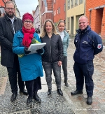 Gratulation direkt vor der inzwischen erledigten 5.000. Mängelmeldung in der Langenstraße v.l.n.r.: Heino Tanschus, Leiter des Ordnungsamtes, die Stralsunderin Dagmar Fromme, sie hatte den Mangel im Gehweg als 5.000. Mangel gemeldet, Anett Putbrese von der Abteilung Verkehrsangelegenheiten, zu der der Mängelmelder gehört, Juliane Nößler, sie koordiniert die Mängelmeldungen und den Kommunalen Ordnungsdienst, für den Sascha Scharpack täglich mit weiteren Kollegen im Stadtgebiet unterwegs ist.