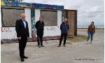 v.l.n.r. Alexander Badrow (Oberbürgermeister der Hansestadt Stralsund), Stephan Bogusch (Abteilungsleiter für Straßen und Verkehrslenkung), Rainer Nobis (Zentrales Gebäudemanagement) und Ariane Kroß (Geschäftsfühererin der SIC GmbH) stellen die weiteren Pläne für das Stralsunder Strandbad vor.