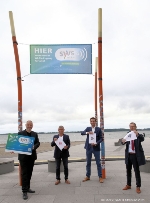 Start für das kostenlose WLAN im Strandbad v.l.n.r. Oberbürgermeister Alexander Badrow, von der SIC, die den Strand betreut, Peter Münster und von den Stadtwerken Stralsund Christian Buchwald und Anselm Drescher