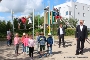 Vor und auf der modernen Kletterstrecke mit Rutsche - Oberbürgermeister Alexander Badrow (r.), WEGAS-Verkaufsleiter Helge Meyer (2.v.r.) sowie die Kinder der Kita 'Anne Frank'