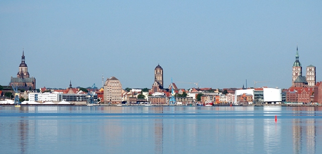 Stadsvy från havet till